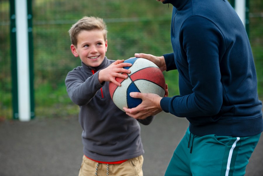 Junge mit Ball